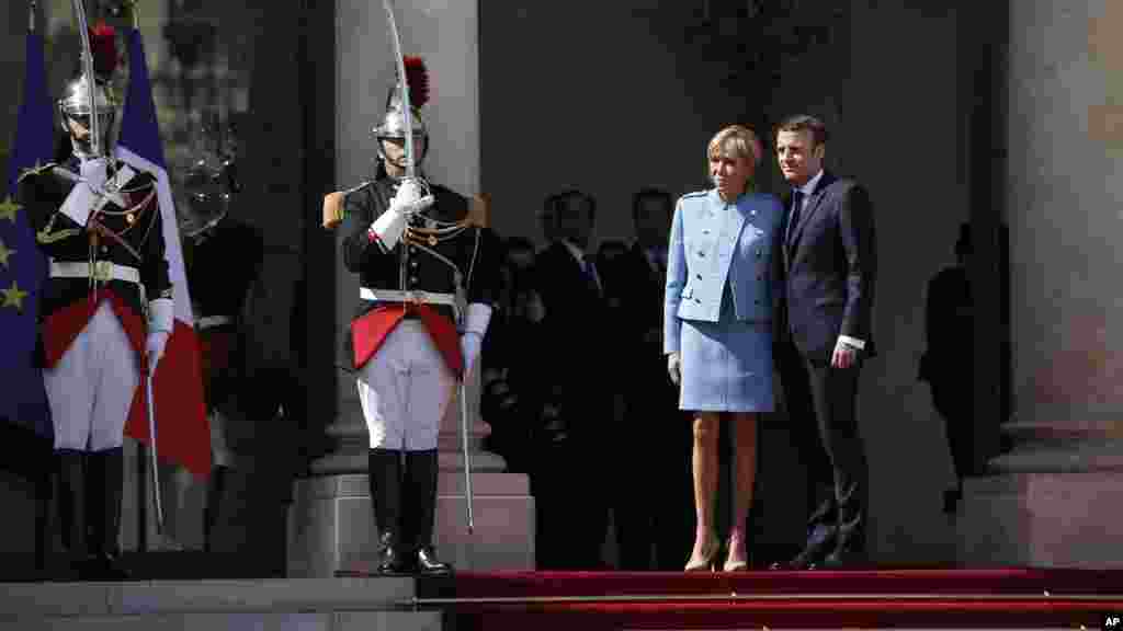 Le nouveau président français Emmanuel Macron et sa femme Brigitte posent sur les marches du palais à Paris, en France, le 14 mai 2017.