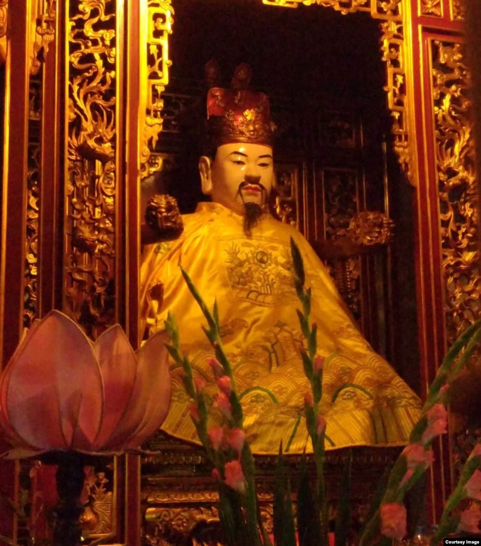 Tượng chân dung Vua Lê Thánh Tông ở chùa Huy Văn.