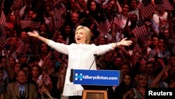 Bà Clinton trở thành phụ nữ đầu tiên được một đảng chính đề cử làm ứng cử viên tổng thống Mỹ.