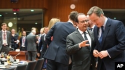 Thủ tướng Anh David Cameron nói chuyện với Tổng thống Pháp Francois Hollande tại hội nghị thượng đỉnh EU ở Brussels, ngày 28/6/2016.