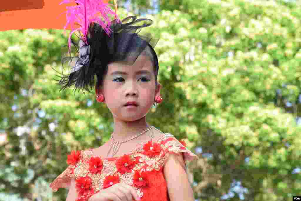 6歲小女孩林睿的汪明荃扮相。(美國之音記者湯惠芸拍攝)