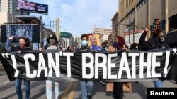 Protesti u Mineapolisu uoči početka suđenja, demonstranti nose natpis "Ne mogu da dišem", što je Flojd više puta izgovorio