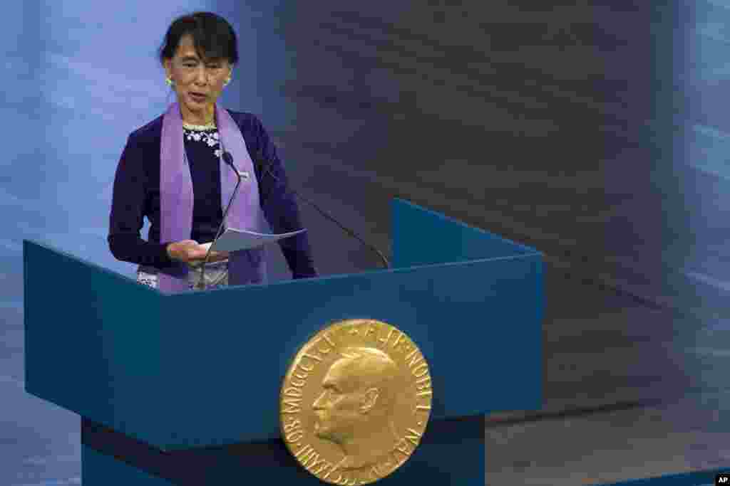 Aung San Suu Kyi berpidato di Balai Kota Oslo (16/6) setelah menerima hadiah Nobel Perdamaian. Ia menerima hadiah ini dua dekade setelah dinamakan sebagai penerima hadian Nobel ini.