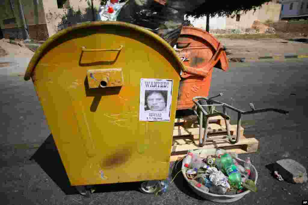 A Gadhafi "Wanted" sign on the side of a trash can in Tripoli, August 27,2011 (VOA - J. Weeks)