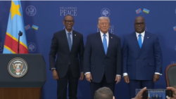 美国总统特朗普、卢旺达总统卡加梅(左)和刚果民主共和国总统齐塞克迪在华盛顿参加协议签署仪式后合影。(2025年12月4日)