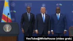 美国总统特朗普、卢旺达总统卡加梅(左)和刚果民主共和国总统齐塞克迪在华盛顿参加协议签署仪式后合影。(2025年12月4日)