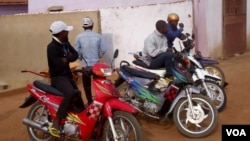 À espera de clientes. Moto-taxistas em Malanje