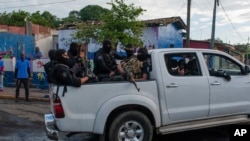 Volquetas con policía armada en la ciudad de Masaya, Nicaragua. 