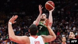 Joe Ingles (n°7) essaie de marquer face à Marc Gasol lors du match entre l'Espagne et l'Australie, Chine le 13 septembre 2019.