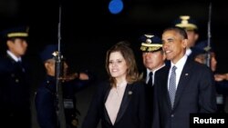 Le président Barack Obama est escorté par la deuxième vice-présidente Mercedes Araoz du Pérou à son arrivée pour le sommet annuel de l'Organisation de coopération économique Asie-Pacifique (Apec) à Lima, Pérou, 18 novembre 2016. 