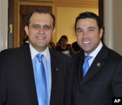 Ο Νικ Λαρυγγάκης (αριστερά) με τον Μάικλ Γκριμ (δεξιά) βουλευτή από την Νέα Υόρκη