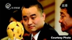 中国电视显示张海出狱的画面