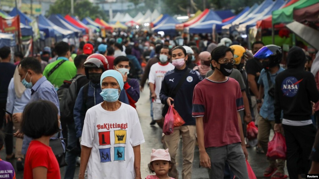 Muslims wearing protective masks shop for food before Iftar (breaking fast) at a Ramadan bazaar, amid the coronavirus disease (COVID-19) outbreak, in Kuala Lumpur, Malaysia April 15, 2021. REUTERS/Lim Huey Teng