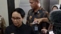 Menlu RI Retno Marsudi usai mengikuti rapat di kantor Koordinator Bidang Pembangunan Manusia dan Kebudayaan, Jakarta, Selasa, 28 Januari 2020. (Foto: VOA/Sasmito)