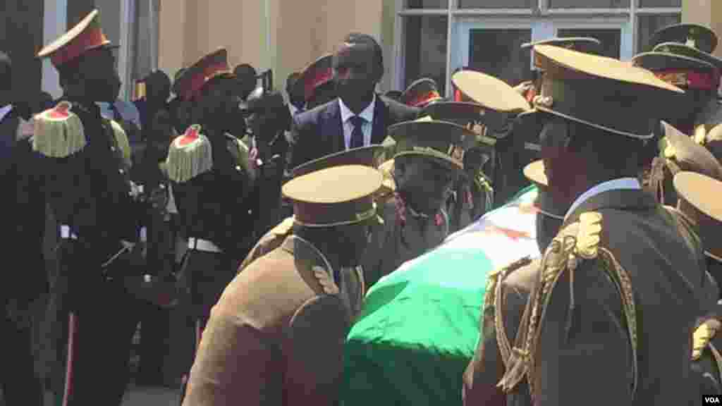 Les militaires burundais portent le cercueil de l'ex-président burundais Jean-Baptiste Bagaza, le 16 mai 2016.