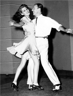 프레스 애스테어와 리타 헤이워스가 함께 춤을 추고 있다.