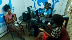 Cheila da Graça tem um programa de rádio para divulgar os serviços da iniciativa Dreams na cidade da Beira, Moçambique