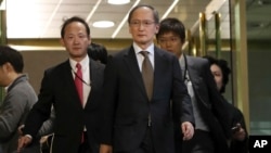 Japanese Ambassador to South Korea Yasumasa Nagamine, center, leaves after a meeting at the Foreign Ministry in Seoul, South Korea, Jan. 6, 2017. Tokyo has since recalled Nagamine following the latest dispute over a comfort women statue outside the Japanese consulate in Busan, South Korea. 