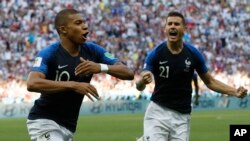 Le Français Kylian Mbappe, à gauche, jubile avec son coéquipier Lucas Hernandez après avoir marqué le troisième but de son équipe lors des 16es de finale entre la France et l'Argentine, lors de la Coupe du monde 2018 à Kazan Arena à Kazan, le 30 juin 2018