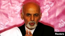 Former finance minister Ashraf Ghani speaks during a news conference in Kabul April 13, 2014.