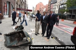 Governor Andrew M. Cuomo and Mayor Bill de Blasio receive a briefing from authorities on the explosion in Manhattan and visit residents and businesses around 23rd Street. (Photo: Don Pollard / Office of Governor Andrew M. Cuomo)