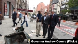 Thống đốc Andrew M. Cuomo và Thị trưởng Bill de Blasio nghe báo cáo về vụ nổ ở Manhattan và đi thăm những người dân và doanh nghiệp ở Đường 23.