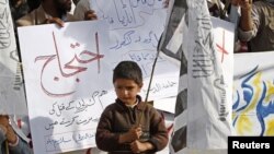 Con của người ủng hộ tổ chức Hồi giáo Jamaat-ud-Dawa Islamic tham gia cuộc biểu tình ở Islamabad ngày 9/2/2013 phản đối chính phủ Ấn Ðộ treo cổ ông Mohammad Afzal Guru. 