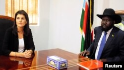 Presiden Sudan Selatan Salva Kiir (kanan) saat menerima kunjungan Dubes AS untuk PBB Nikki Haley di Juba, 25 Oktober 2017. (Foto: dok).