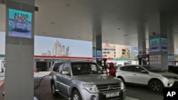 A car fills it's tank at a solar powered Emirates National Oil Company gas station, in Dubai, April 27, 2017. 