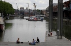 El muelle en la Bahía de Bristol donde fue arrojada la estatua del traficante de esclavos del Siglo XVII, durante las protestas del domingo contra el racismo y la violencia policial.