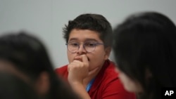 El activista climático colombiano Francisco Vera Manzanares, de 15 años, en el centro, escucha durante un foro con activistas jóvenes, el martes 12 de noviembre de 2024 en la cumbre climática en Bakú, Azerbaiyán.
