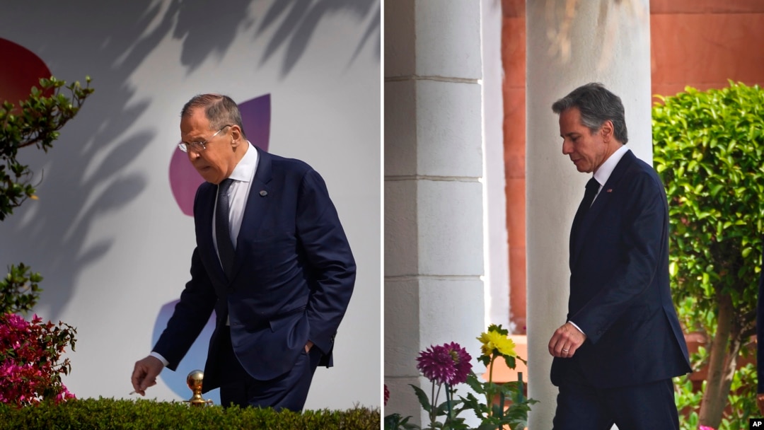 Kombinacija dve fotografije na kojima se vide šef diplomatije Rusije Sergej Lavrov (levo) i američki državni sekretar Entoni Blinken kako ulaze na drugu sesiju samita ministara spoljnih poslova zemalja članica G-20, u Nju Delhiju (Foto: AP/Manish Swarup)