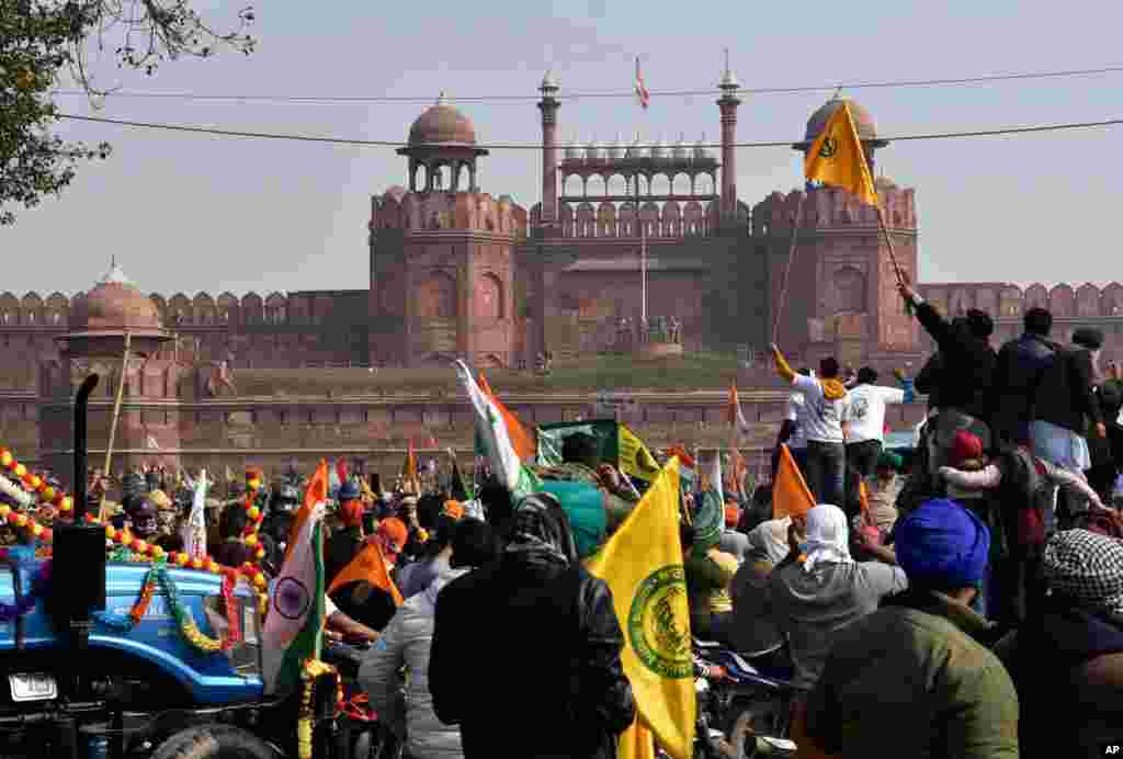 인도 농민들이 국경일 &#39;리퍼블릭 데이&#39;를 맞아 뉴델리에서 정부의 농업개혁법에 반대하는 대규모 시위를 열었다. 