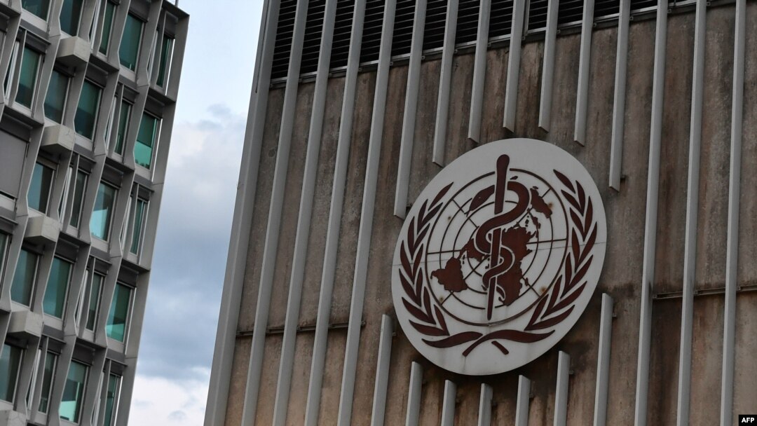 El logo de la Organización Mundial de la Salud en su sede en Ginebra.