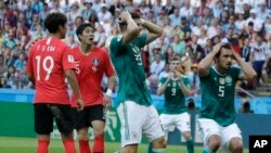 Reaksi Mario Gomez (tengah), dan rekannya Mats Hummels (kanan) dari timnas Jerman, setelah gagal mencetak gol di pertandingan penyisihan Grup F Piala Dunia 2018 antara Korea Selatan dan Jerman di Kazan Arena, Kazan, Rusia, Rabu, 27 Juni 2018.