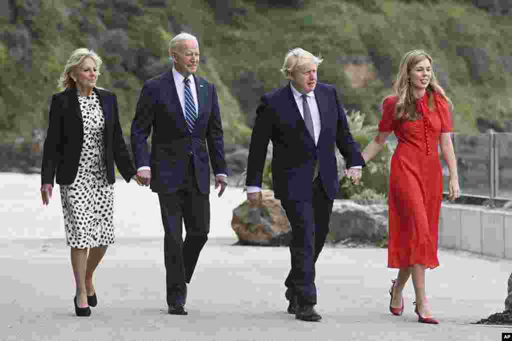 Britanski premijer Boris Džonson, njegova supruga Keri Džonson i američki predsednik Džo Bajden sa prvom damom Džil Bajden šetaju u mestu Kornovolu na jugu Britanije, uoči samita G7. 10. juni, 2021. ( Foto: Tobi Melvile/ Pool via AP