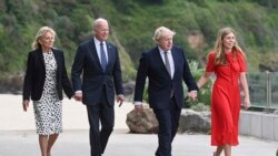 G7峰会前夕，英国首相约翰逊、他的妻子凯莉·约翰逊（Carrie Johnson）、美国总统拜登和第一夫人吉尔·拜登（Jill Biden）走在位于英国康沃尔郡卡比斯湾的卡比斯湾酒店外。（2021年6月10日）