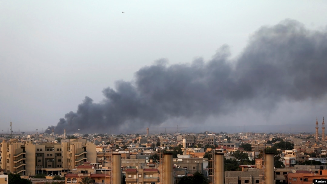 Asap mengepul di kota Benghazi akibat pertempuran antara militan Islamis dan pasukan Jenderal Khalifa Haftar (23/8). AS dan Eropa menentang campur tangan asing di Libya.