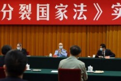 资料照：中国全国人大委员长栗战书（右）中央军委副主席许其亮（中）在北京出席“反分裂国家法”会议。（2020年5月29日）