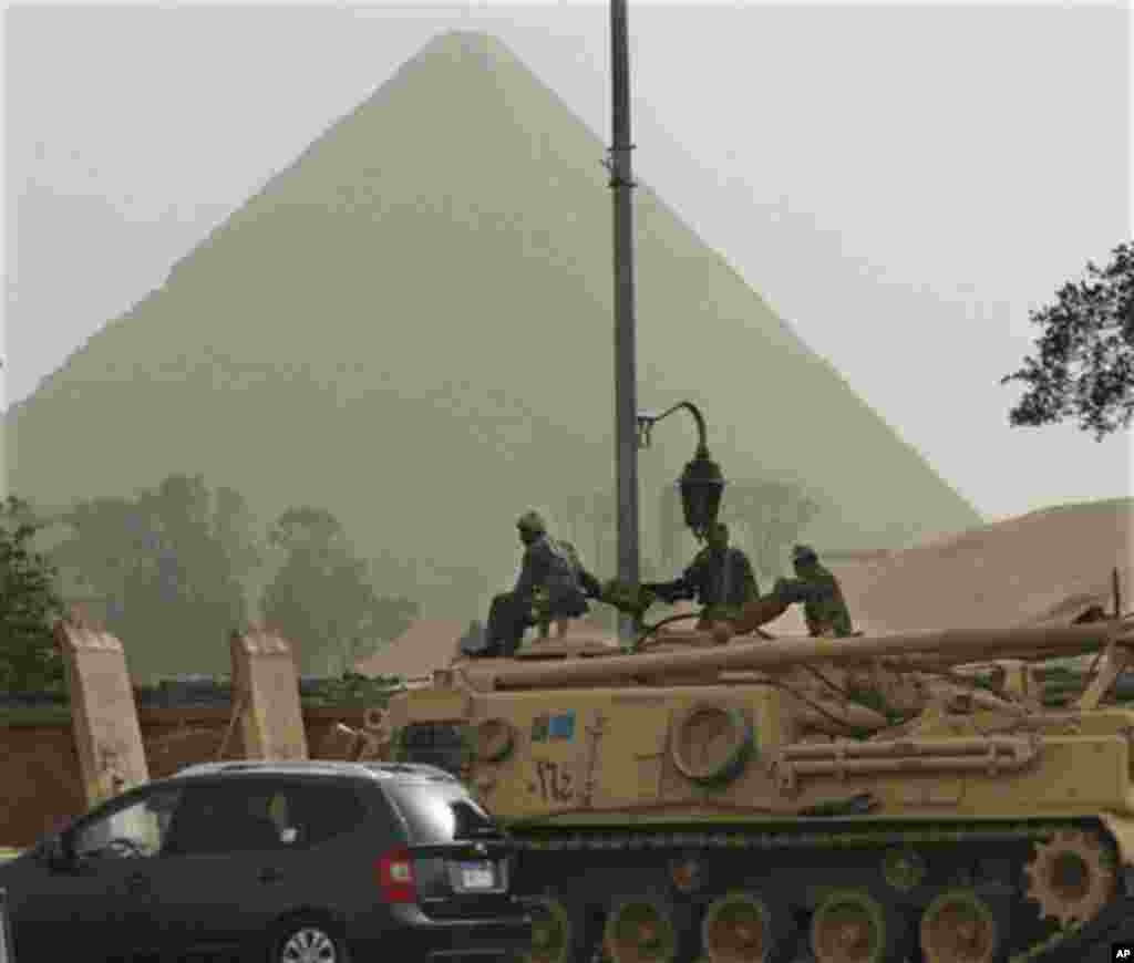 当局在开罗街头部署了大量军队，坦克来守卫银行、政府大楼以及内战部的总部。