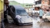 Un habitante de Cumanacoa, Sucre, camina al lado de los estragos causados por el huracán Beryl a su Paso por la costa venezolana, el 2 de julio de 2024.