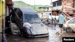 Un habitante de Cumanacoa, Sucre, camina al lado de los estragos causados por el huracán Beryl a su Paso por la costa venezolana, el 2 de julio de 2024.