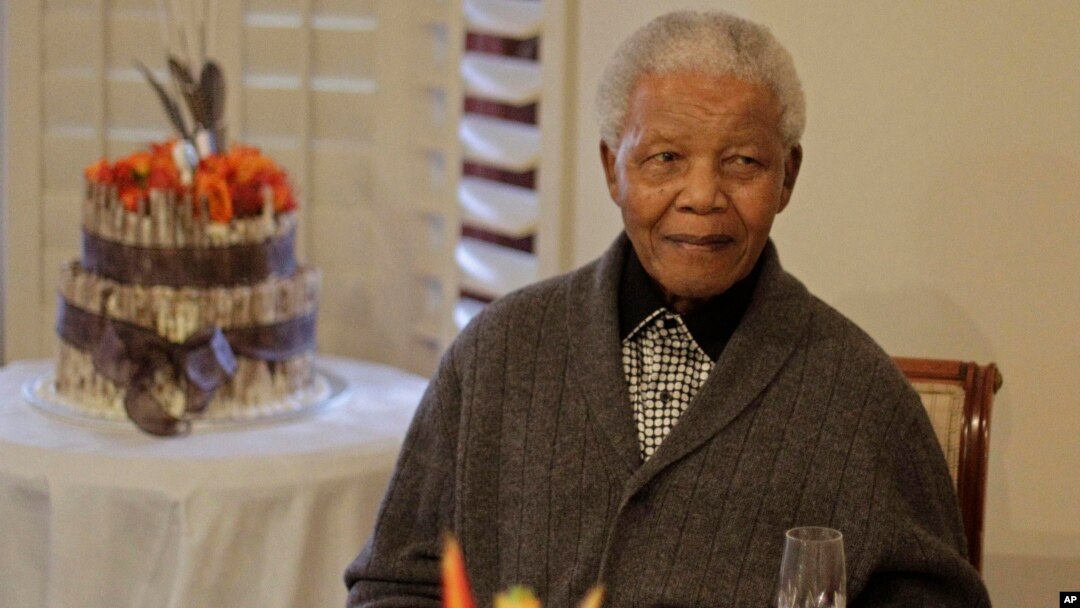Nelson Mandela saat merayakan HUT ke-94 tahun lalu (foto: dok). 