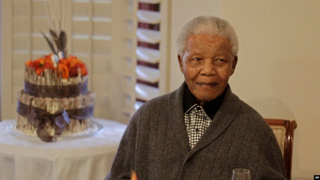 Ông Mandela trong dịp sinh nhật lần thứ 94 của mình với gia đình ở Qunu, Nam Phi, 18/7/2012. (Ảnh tư liệu)