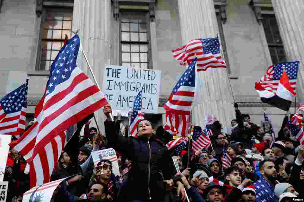 تظاهرات گروهی از شهروندان یمنی در بروکلین نیویورک علیه&nbsp;فرمان اجرایی ترامپ برای تعلیق ویزا و ممانعت از ورود پناهجویان به آمریکا. 