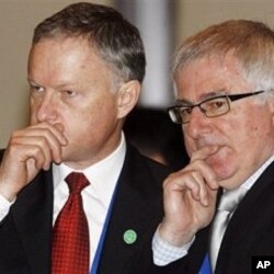 New Zealand Trade Minister Tim Groser, right, looks on with an unidentified official, left, during an Asia Pacific Economic Cooperation (APEC) Trade Ministers retreat session in Singapore (File Photo)