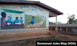 Une maison d'un natif du village Meyo en arrêt des travaux depuis trois ans au Cameroun, le 3 mai 2017. (VOA/Emmanuel Jules Ntap)