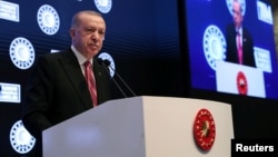 រូបឯកសារ៖ ប្រធានាធិបតី​តួកគី​លោក Recep Tayyip Erdogan ថ្លែង​ទៅកាន់​ពាណិជ្ជករ​អំឡុង​កិច្ចប្រជុំ​ក្នុង​ទីក្រុង​អ៊ីស្តង់ប៊ុល ប្រទេស​តួកគី កាលពី​ថ្ងៃទី៣ ខែមករា ឆ្នាំ២០២២។