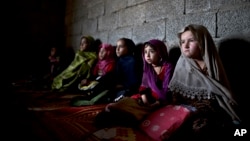 Des petites filles afghanes et pakistanaises dans une zone tribale au Pakistan dans une école de fortune à la périphérie d'Islamabad, le 17 février 2015. (AP Photo/Muhammed Muheisen)