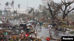 10일 필리핀 타클로반시가 태풍 '하이옌'의 영향으로 폐허로 변해버렸다.